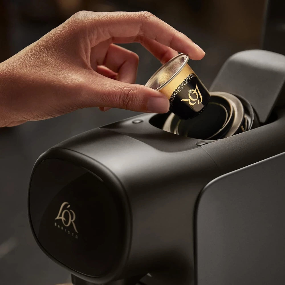 Insertion d’une capsule L’OR Espresso dans la L’OR Barista Sublime